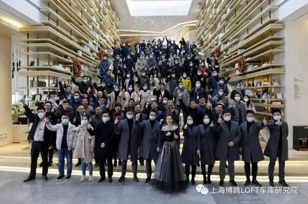 白银全国一百多人在华侨城汉口道6号参观研讨LOFT专利车库技术！